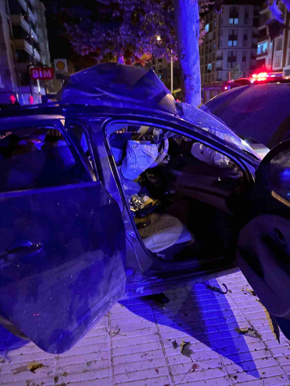 Çorum’da ağaca çarpan otomobilde bulunan 2 kişi can verdi
