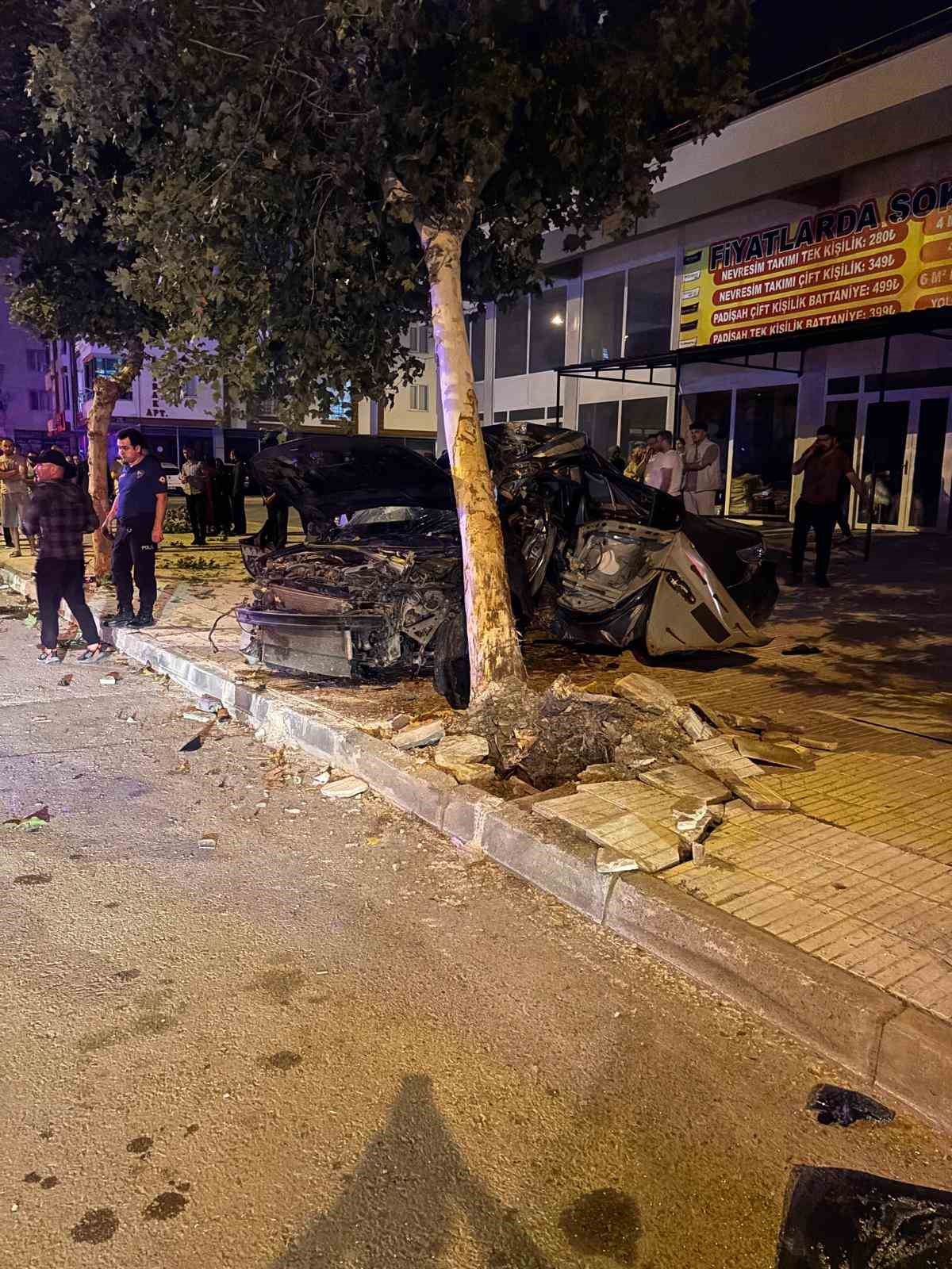 Çorum’da ağaca çarpan otomobilde bulunan 2 kişi can verdi
