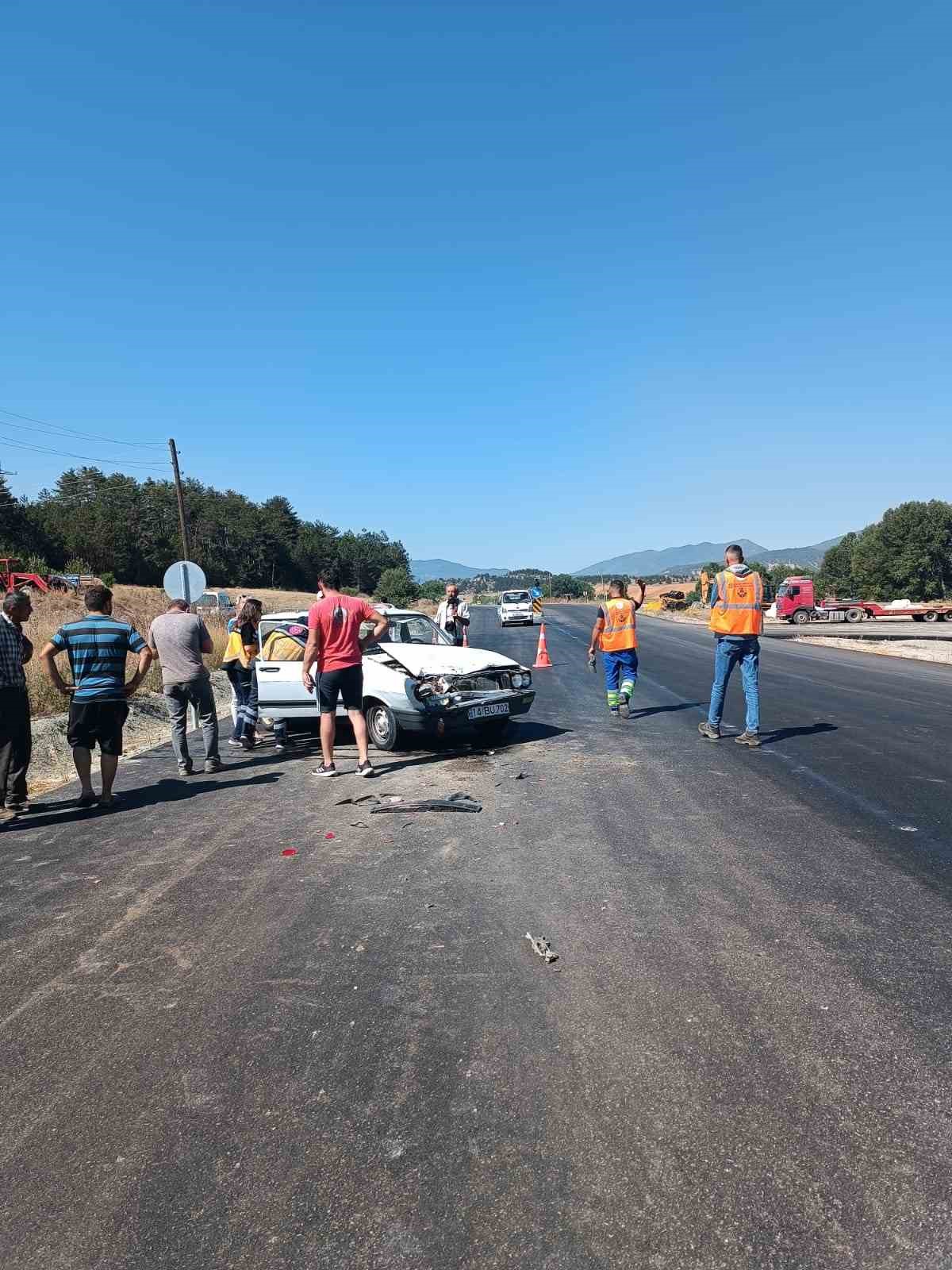 Otomobil süt taşıyan kamyonete çarptı: 1 yaralı
