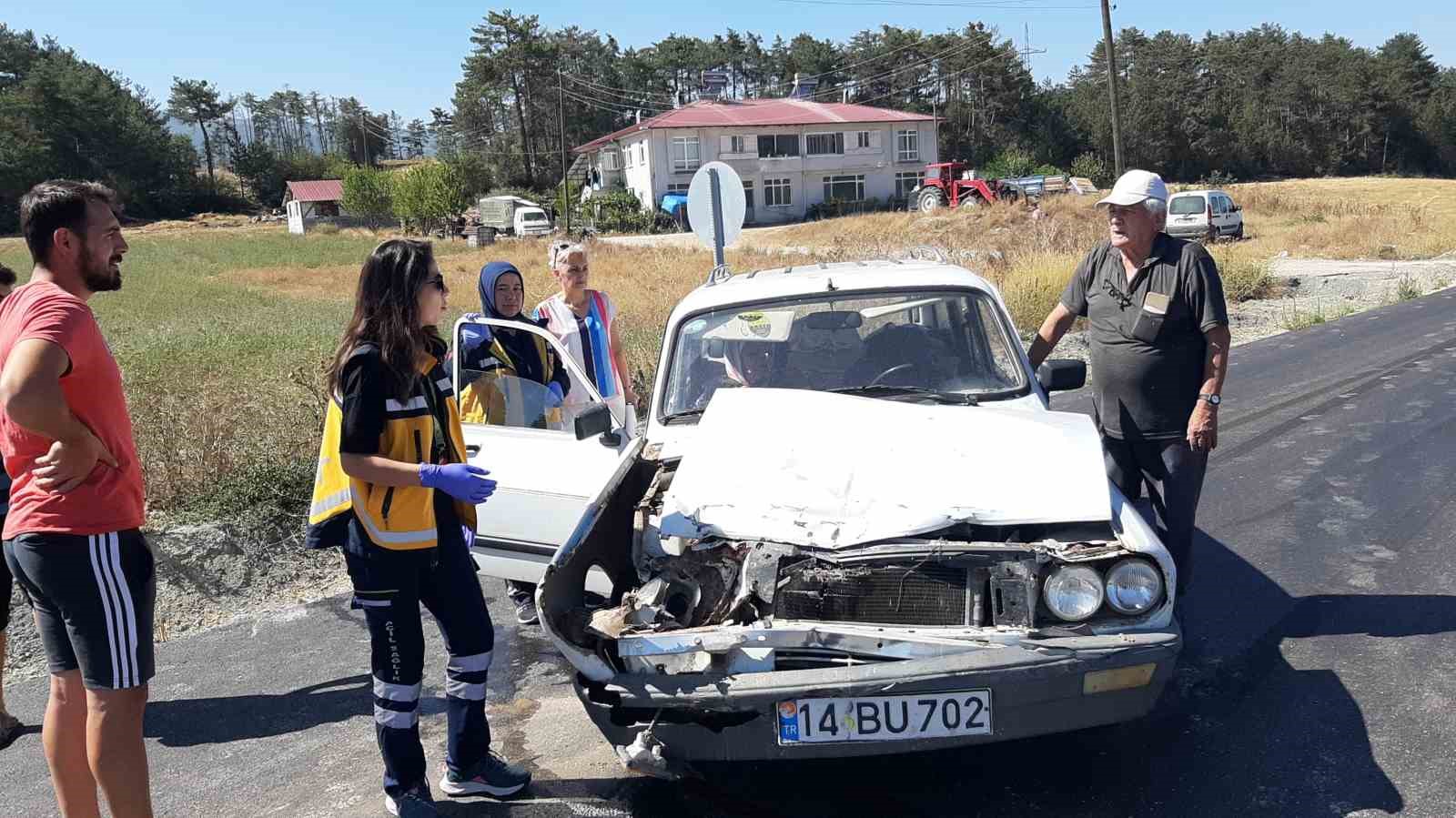 Otomobil süt taşıyan kamyonete çarptı: 1 yaralı
