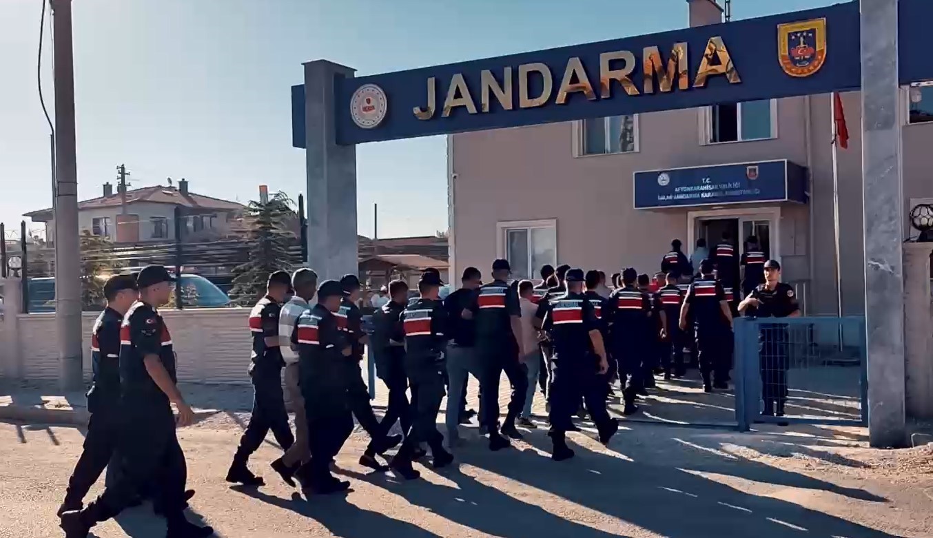 Düğün magandalarının evlerine jandarmadan şafak operasyonu
