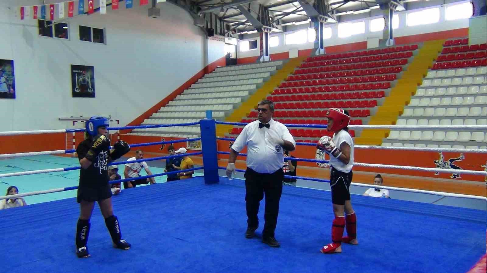 Kars’ta Kick Boks karşılaşmaları nefesleri kesti
