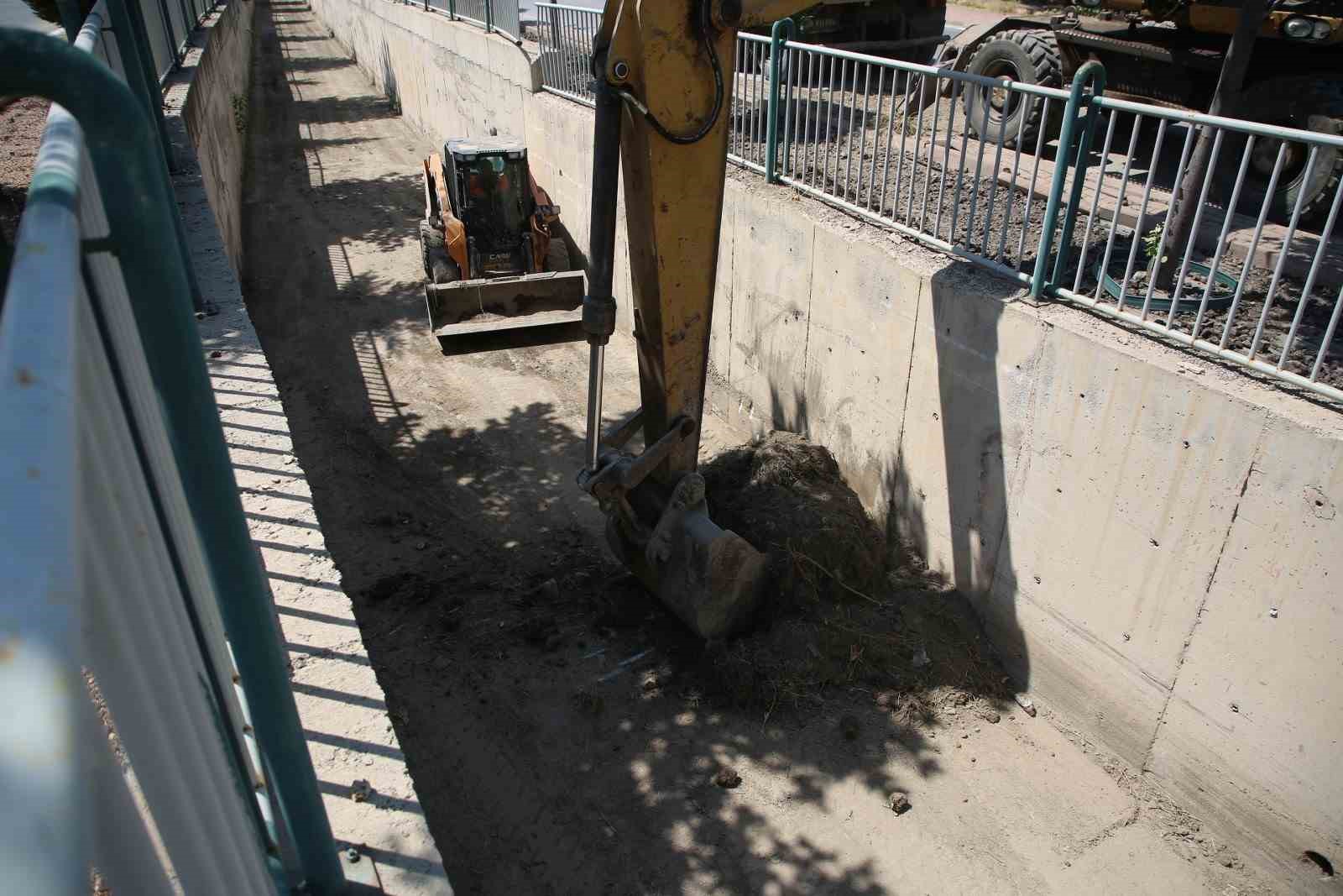 Melikgazi’de yağmur suyu kanallarında temizlik çalışması yapılıyor
