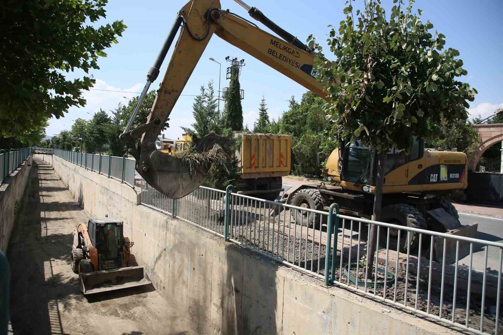 Melikgazi’de yağmur suyu kanallarında temizlik çalışması yapılıyor
