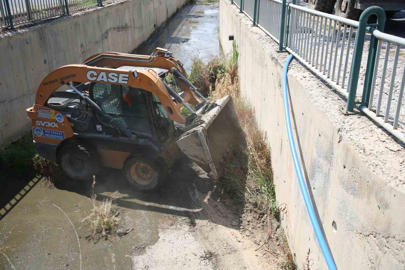 Melikgazi’de yağmur suyu kanallarında temizlik çalışması yapılıyor
