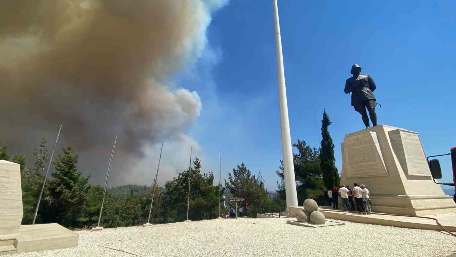 Eceabat’taki orman yangını rüzgarın etkisiyle büyüyor
