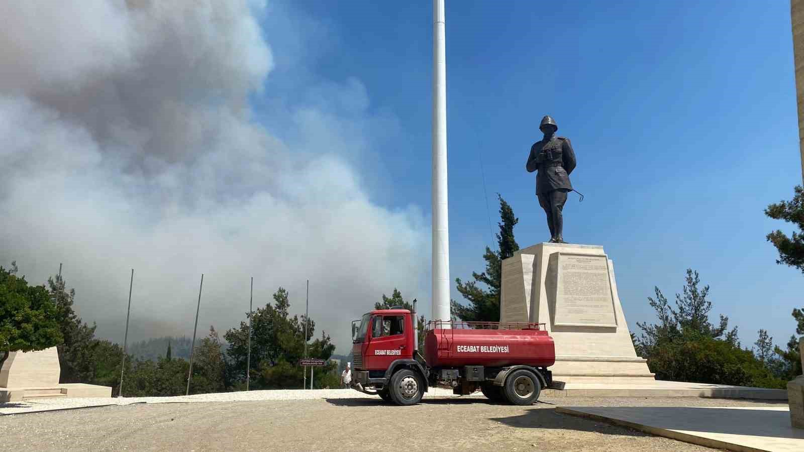 Eceabat’taki orman yangını rüzgarın etkisiyle büyüyor
