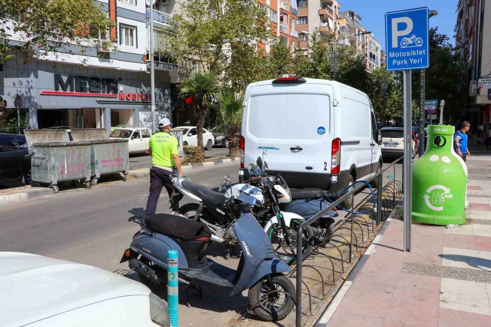 Kaldırıma park eden motosikletlilere ceza
