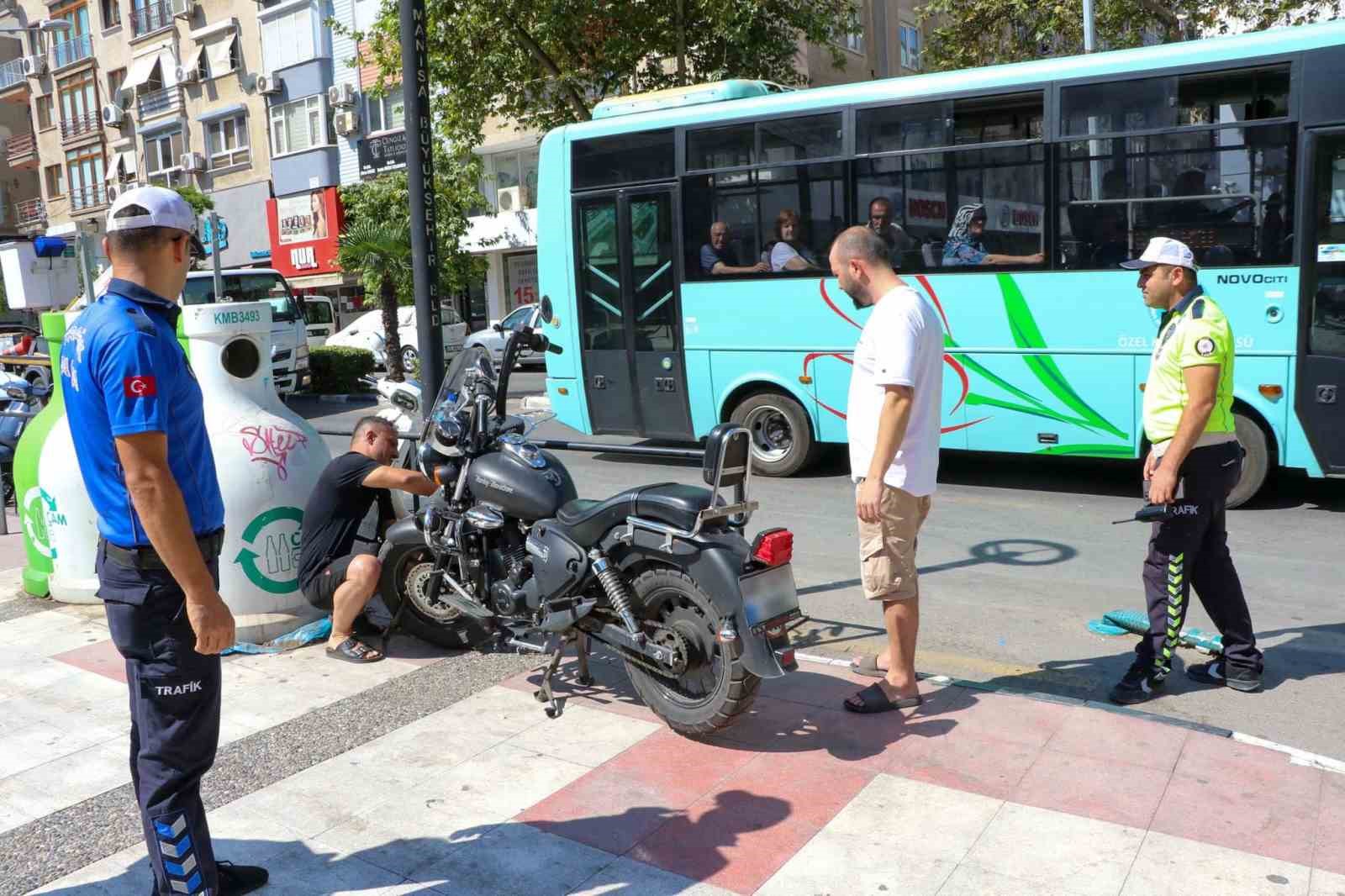 Kaldırıma park eden motosikletlilere ceza
