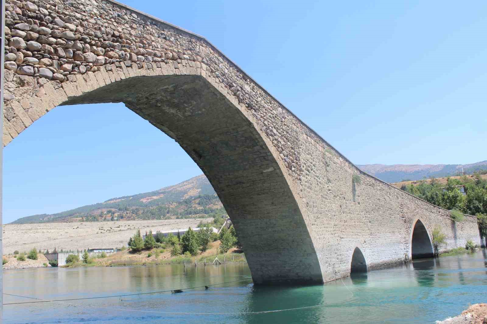 Tarihi Ceyhan Taş Köprü 2025 yılında tekrardan turizme kazandırılacak
