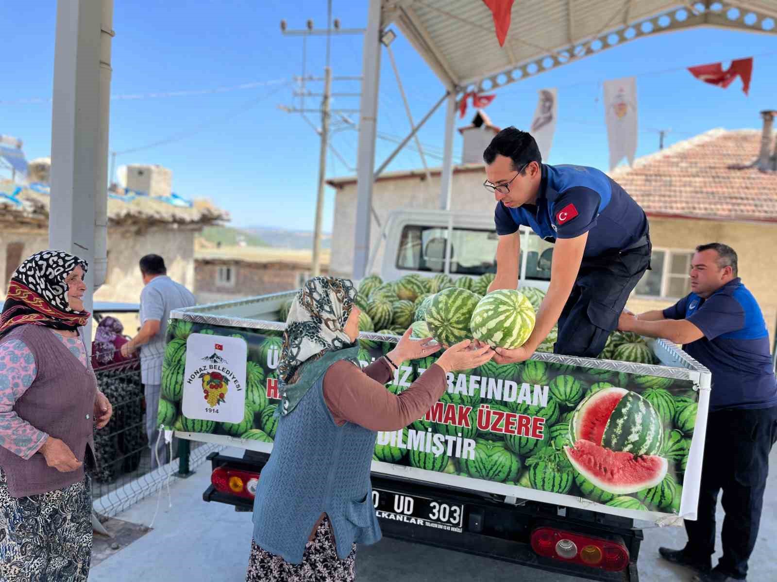 Honaz Belediyesi hem üreticiyi hem de vatandaşı sevindirdi
