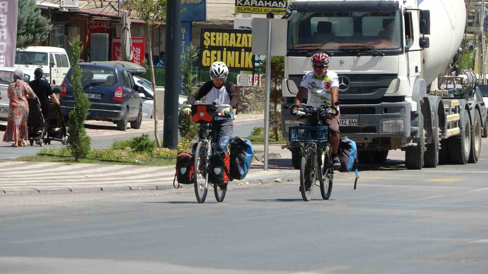 Seyahat tutkunu çift, bisikletle 3 bin kilometre yol yaptı
