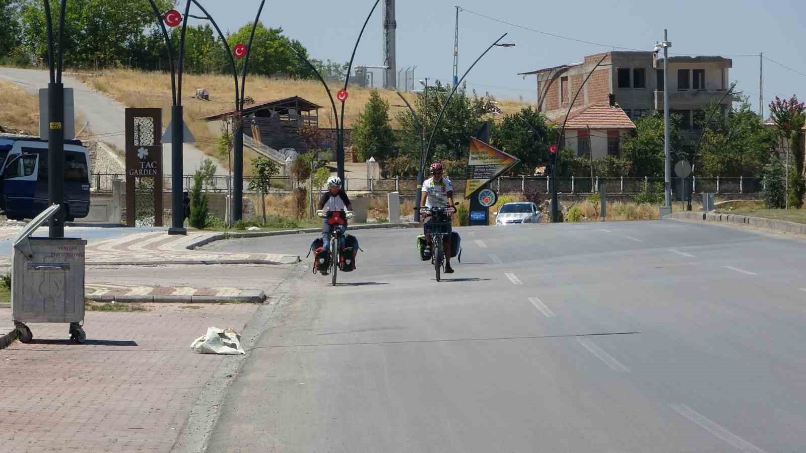 Seyahat tutkunu çift, bisikletle 3 bin kilometre yol yaptı
