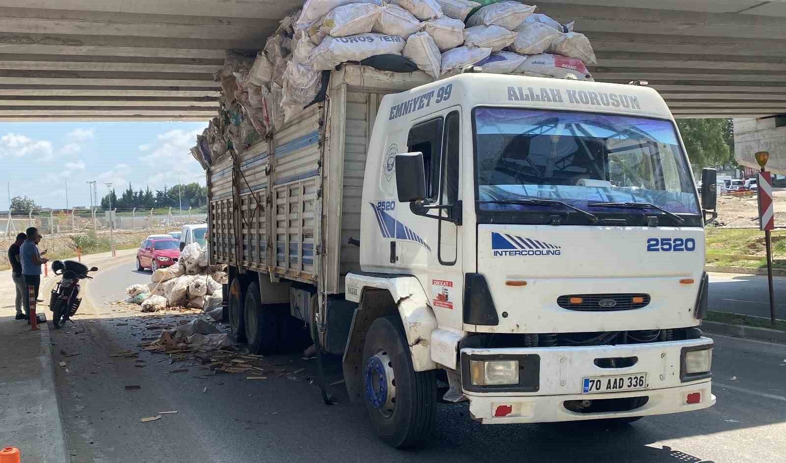 Adana’da tahta yüklü kamyon köprü altında sıkıştı
