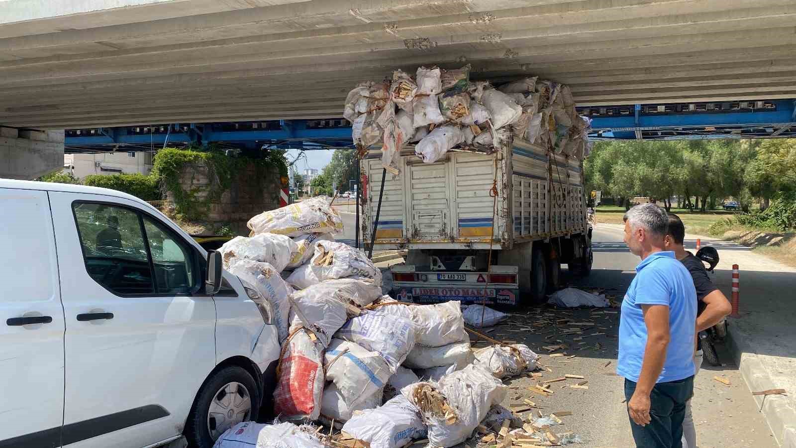 Adana’da tahta yüklü kamyon köprü altında sıkıştı
