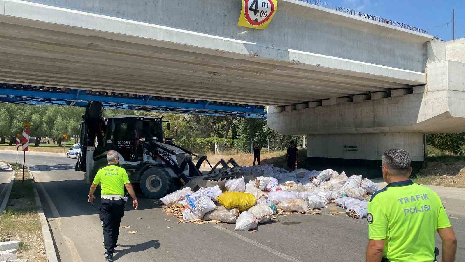 Adana’da tahta yüklü kamyon köprü altında sıkıştı
