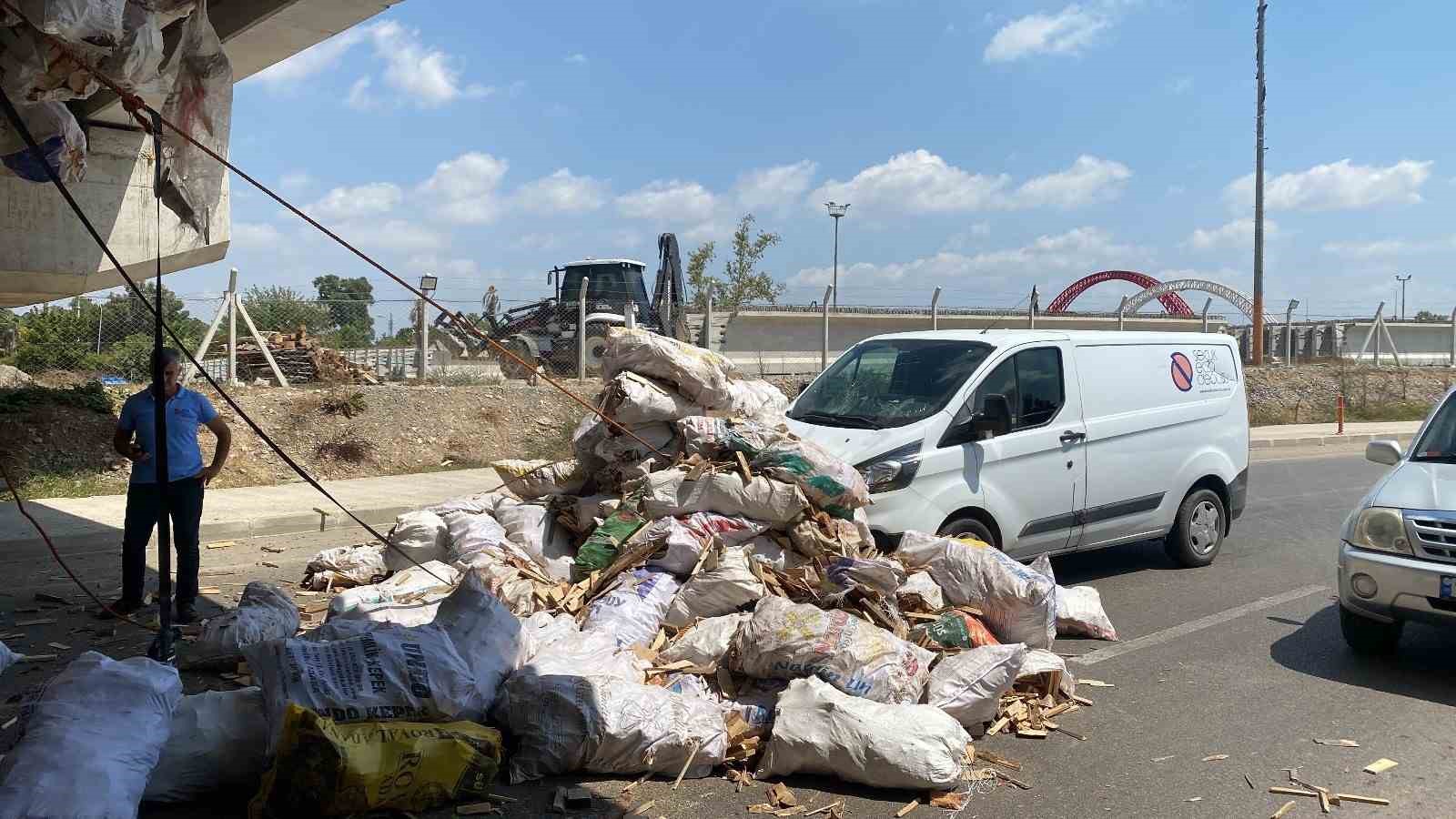 Adana’da tahta yüklü kamyon köprü altında sıkıştı
