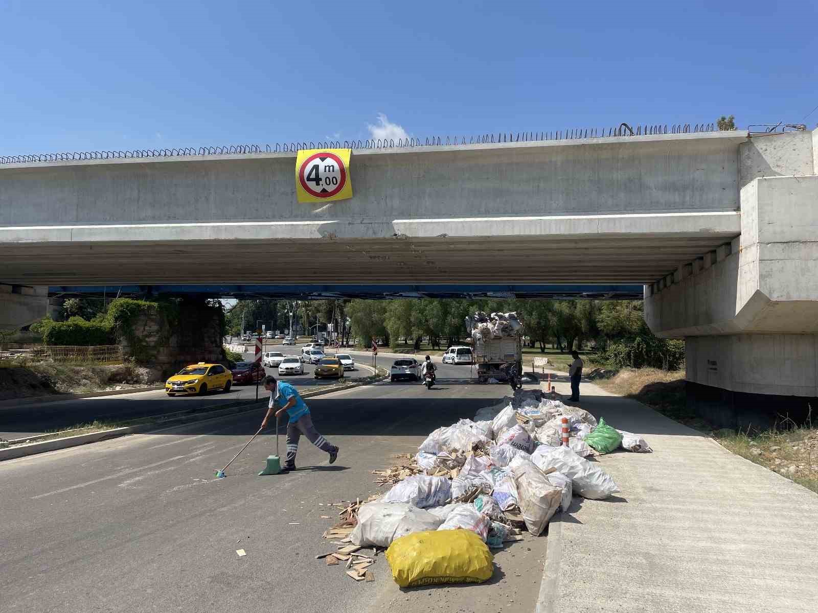 Adana’da tahta yüklü kamyon köprü altında sıkıştı
