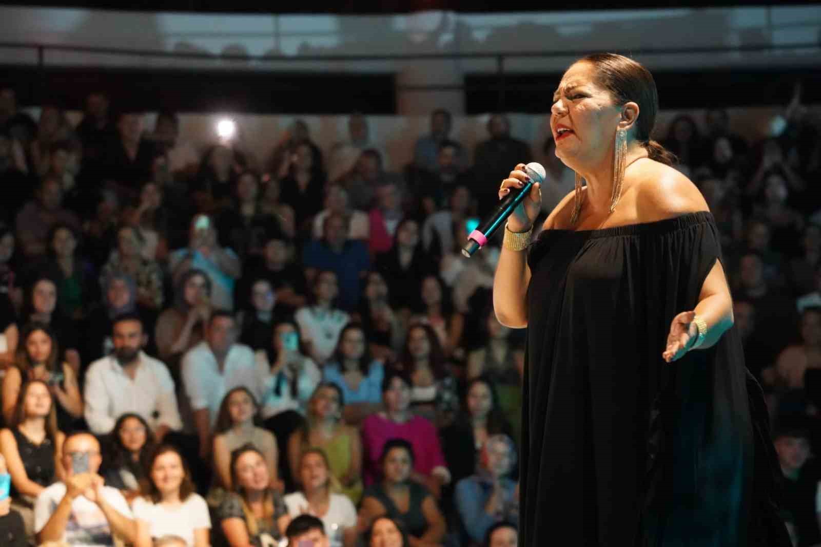 Açıkhava konserlerinde sahne alan son isim İzel oldu
