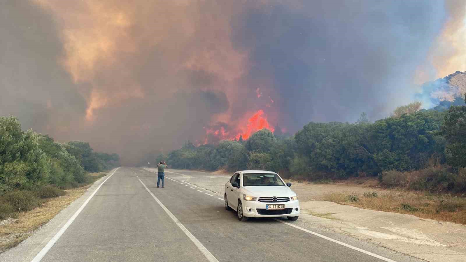 Eceabat’taki orman yangını büyüyor
