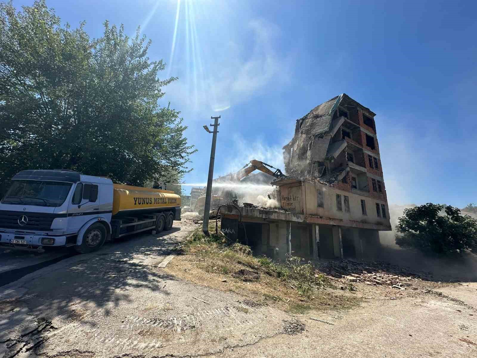 Depremden kalan riskli yapılar yıkılıyor
