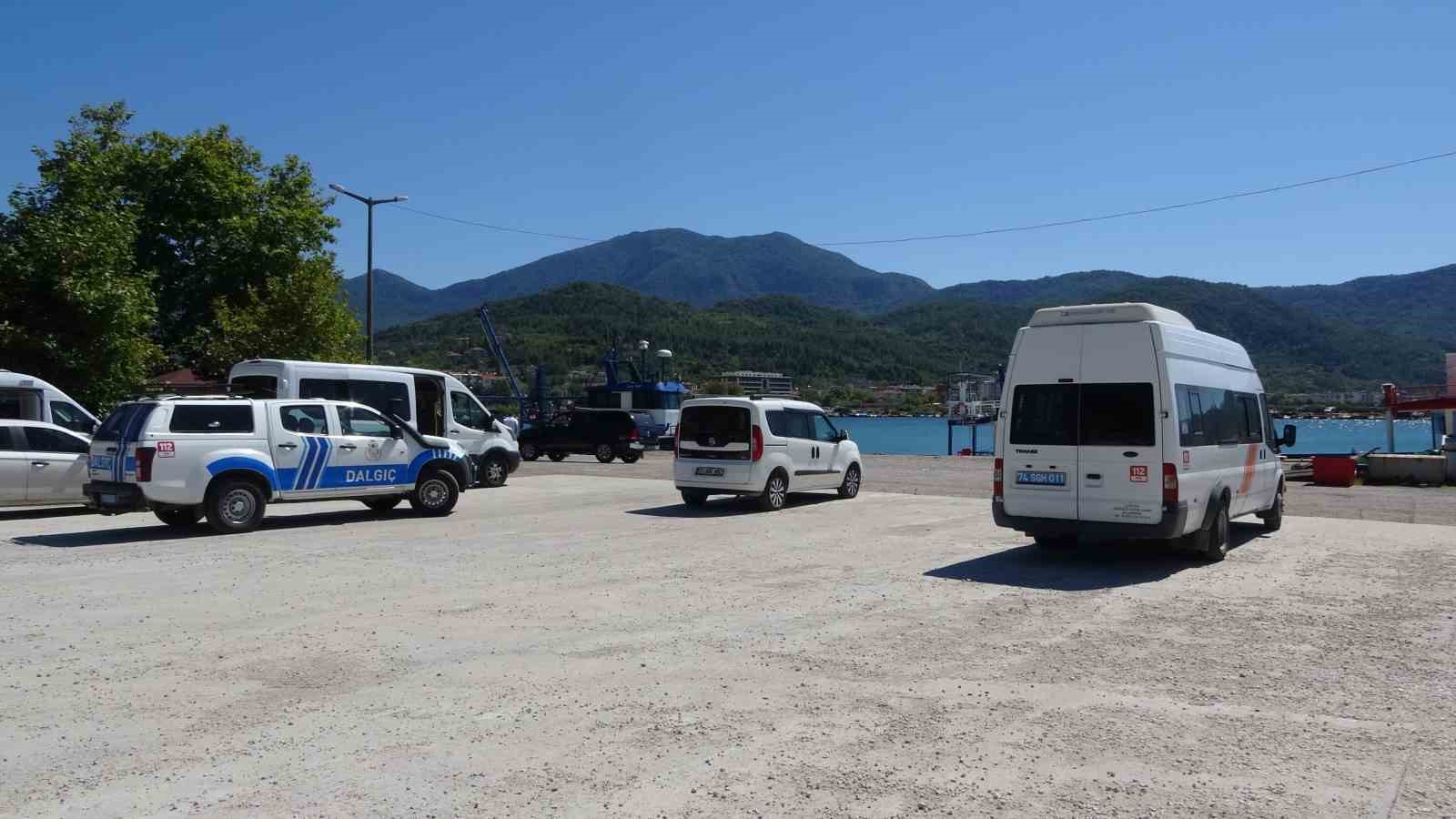 Batan teknedeki vatandaşların arama çalışmaları dalgalar sebebiyle güçlükle sürdürülüyor
