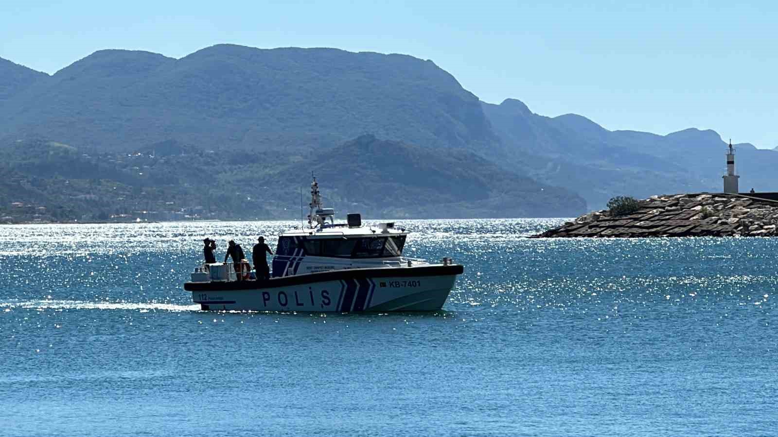 Batan teknedeki vatandaşların arama çalışmaları dalgalar sebebiyle güçlükle sürdürülüyor
