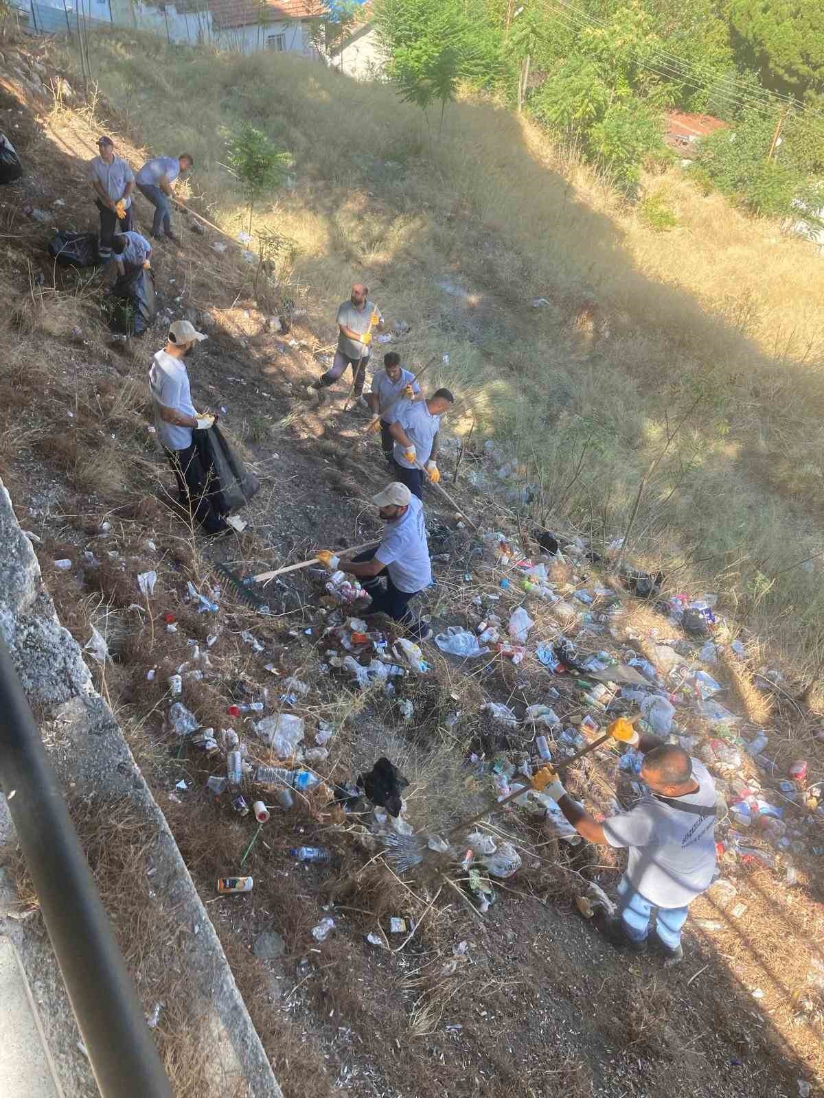 Şehzadeler Belediyesinden simge bölgelere dip bucak temizlik
