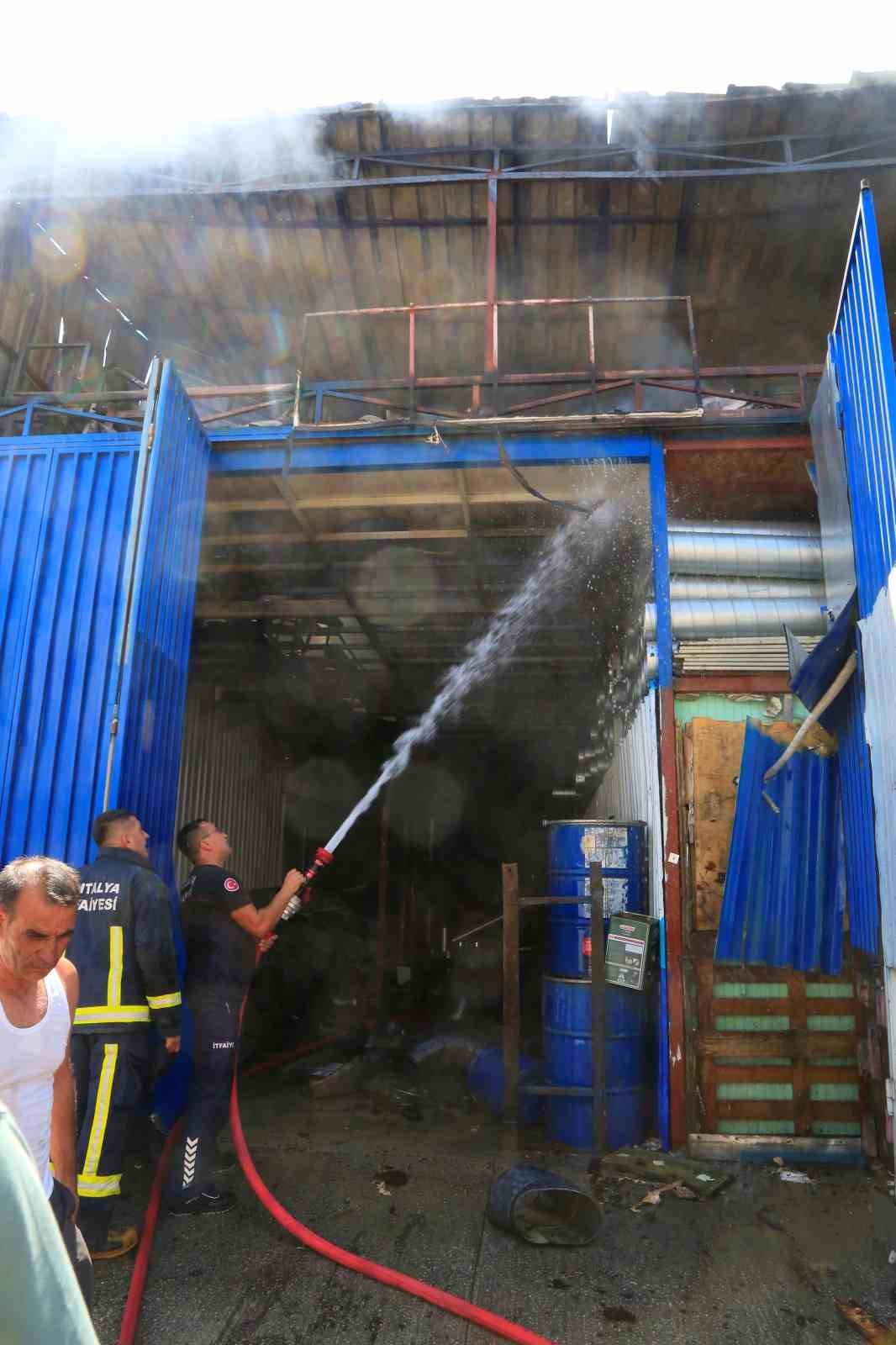 İzolasyon malzemesi bulunan işletmede çıkan yangın korkuttu
