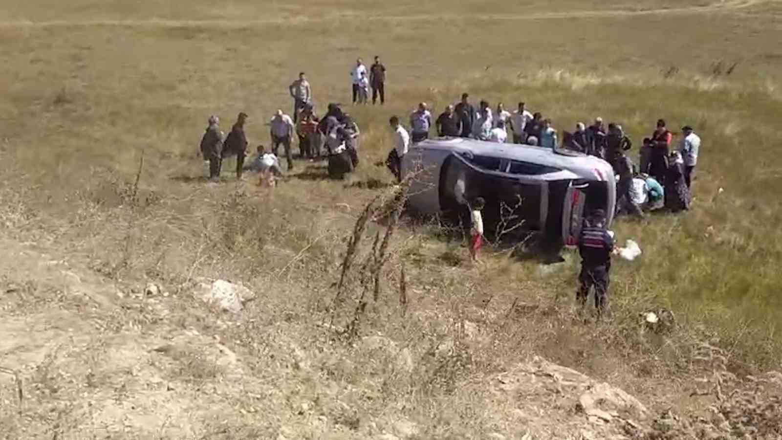 Tokat’ta 50 metre yükseklikten tarlaya devrilen otomobil kazası kamerada
