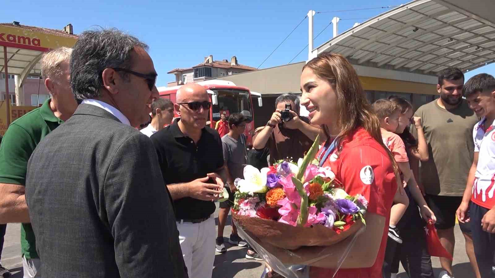 Buse Tosun Çavuşoğlu: “Mutluyum, gururluyum. Kadın güreşi adına kazanılmış ikinci olimpiyat madalyasını kazandım”
