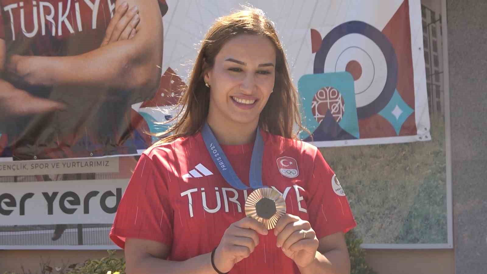 Buse Tosun Çavuşoğlu: “Mutluyum, gururluyum. Kadın güreşi adına kazanılmış ikinci olimpiyat madalyasını kazandım”
