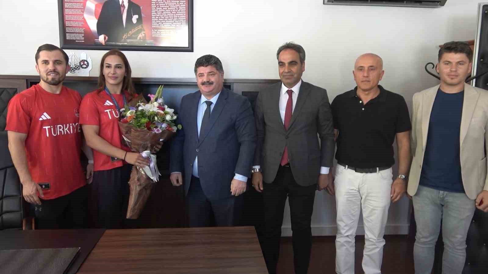 Buse Tosun Çavuşoğlu: “Mutluyum, gururluyum. Kadın güreşi adına kazanılmış ikinci olimpiyat madalyasını kazandım”
