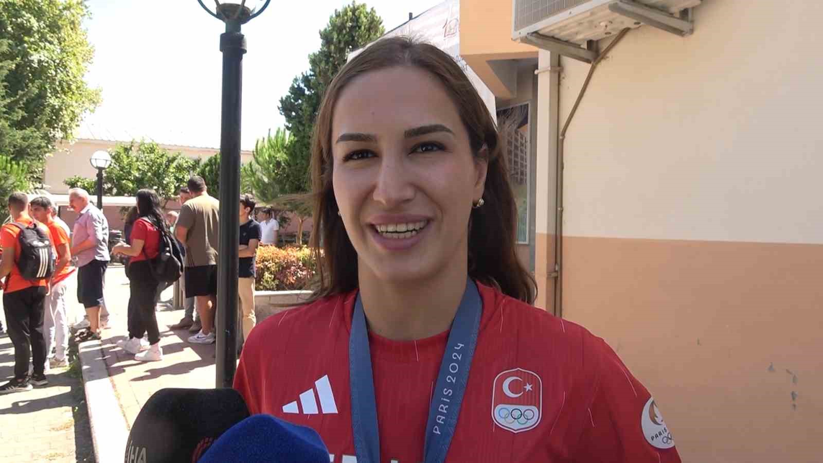 Buse Tosun Çavuşoğlu: “Mutluyum, gururluyum. Kadın güreşi adına kazanılmış ikinci olimpiyat madalyasını kazandım”
