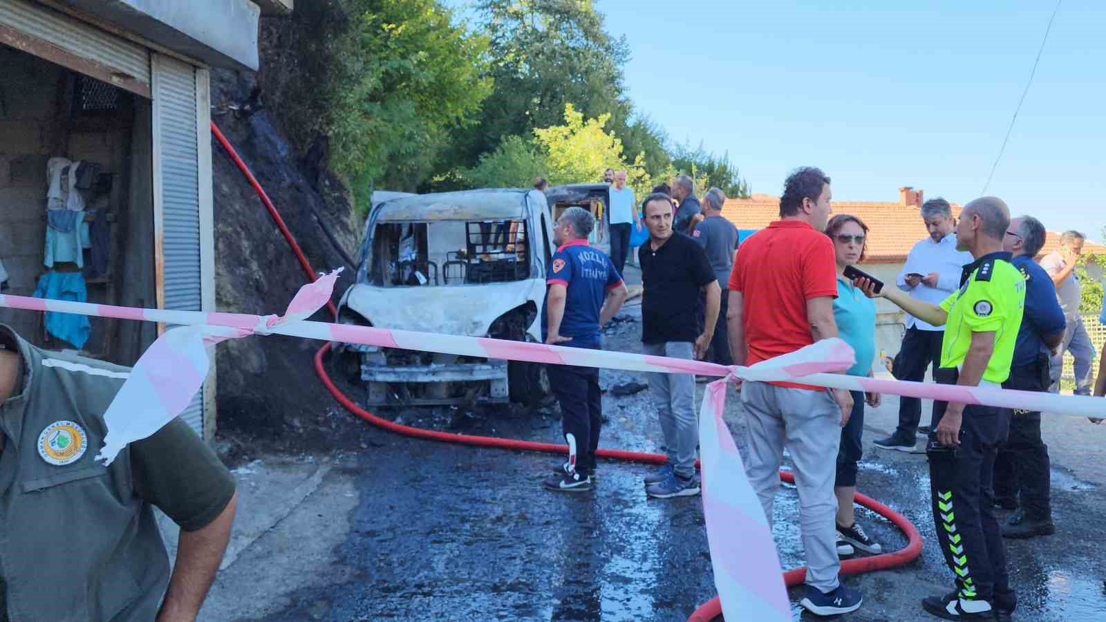 Belediyenin hayvan toplama aracında çıkan yangın ormanlık alana sıçradı
