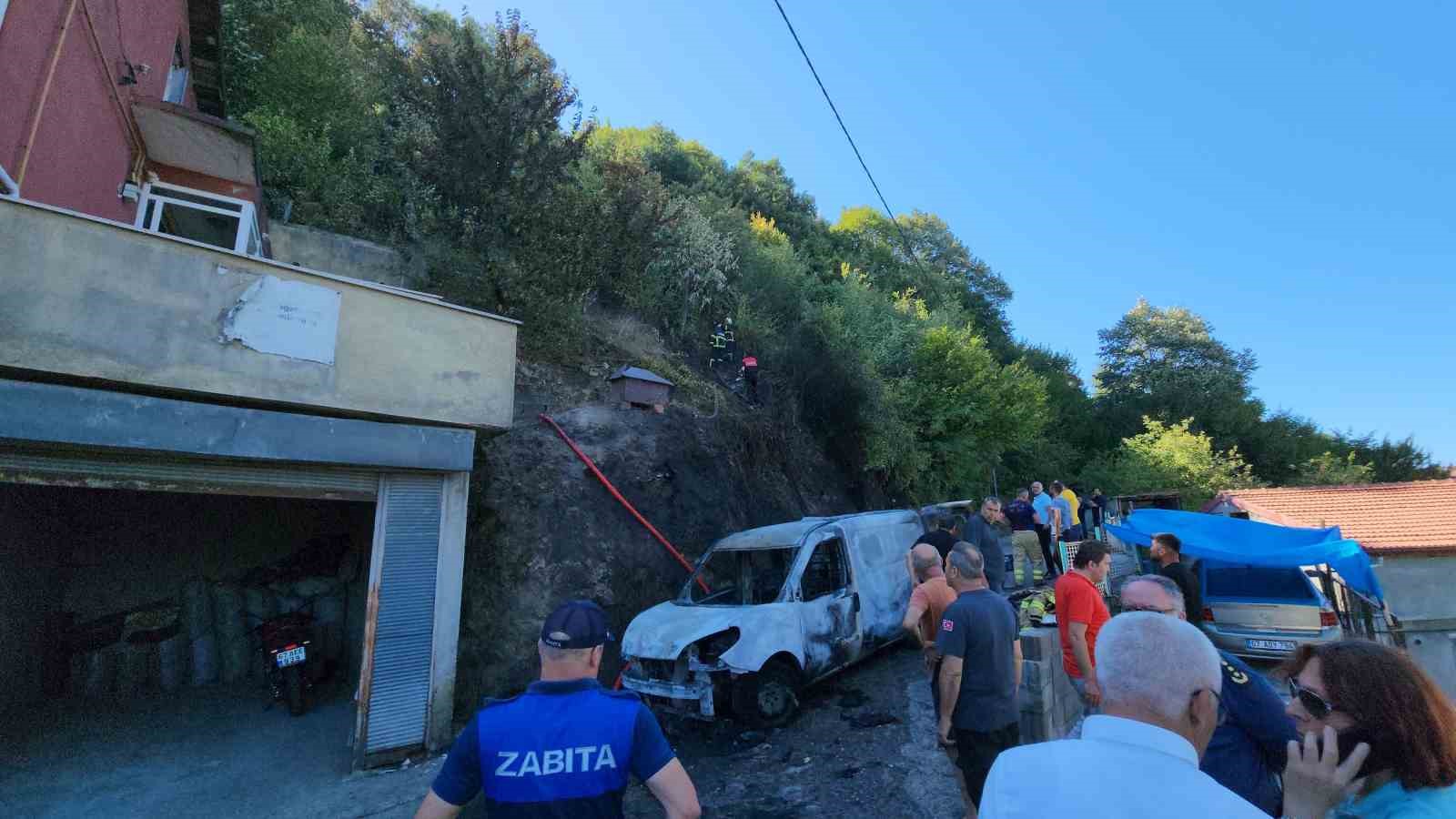 Belediyenin hayvan toplama aracında çıkan yangın ormanlık alana sıçradı
