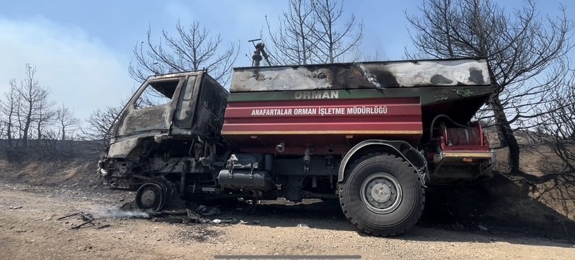 Eceabat’taki orman yangınında bir arazöz yandı
