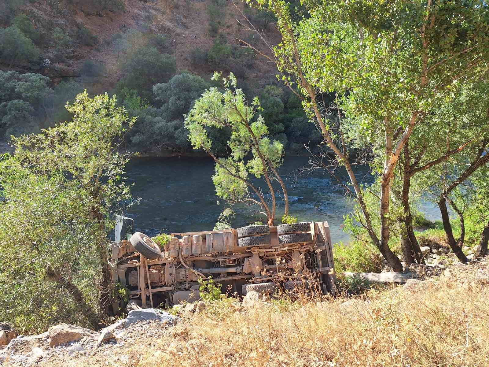 Kamyon şarampole devrildi: 1 yaralı
