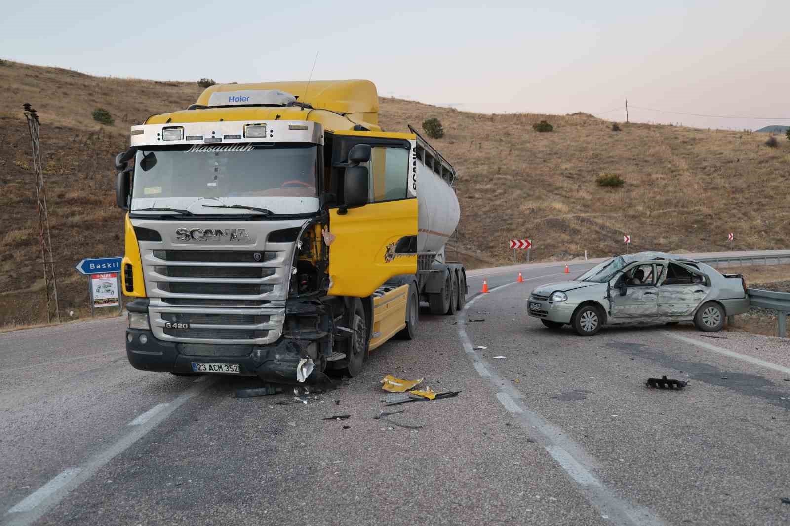 Otomobil ile tır çarpıştı: 5 yaralı
