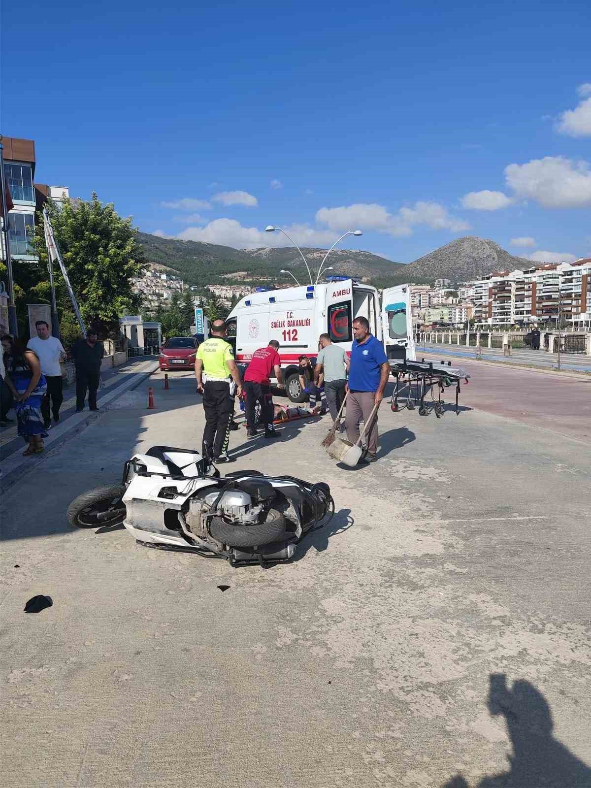 Amasya’da motosikletle bisiklet çarpıştı, o anlar kamerada
