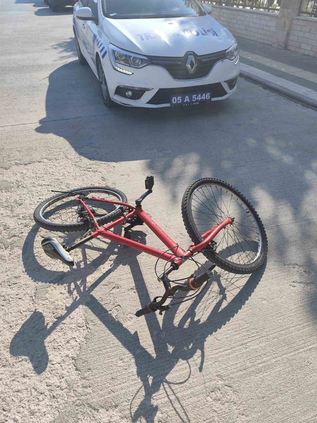 Amasya’da motosikletle bisiklet çarpıştı, o anlar kamerada
