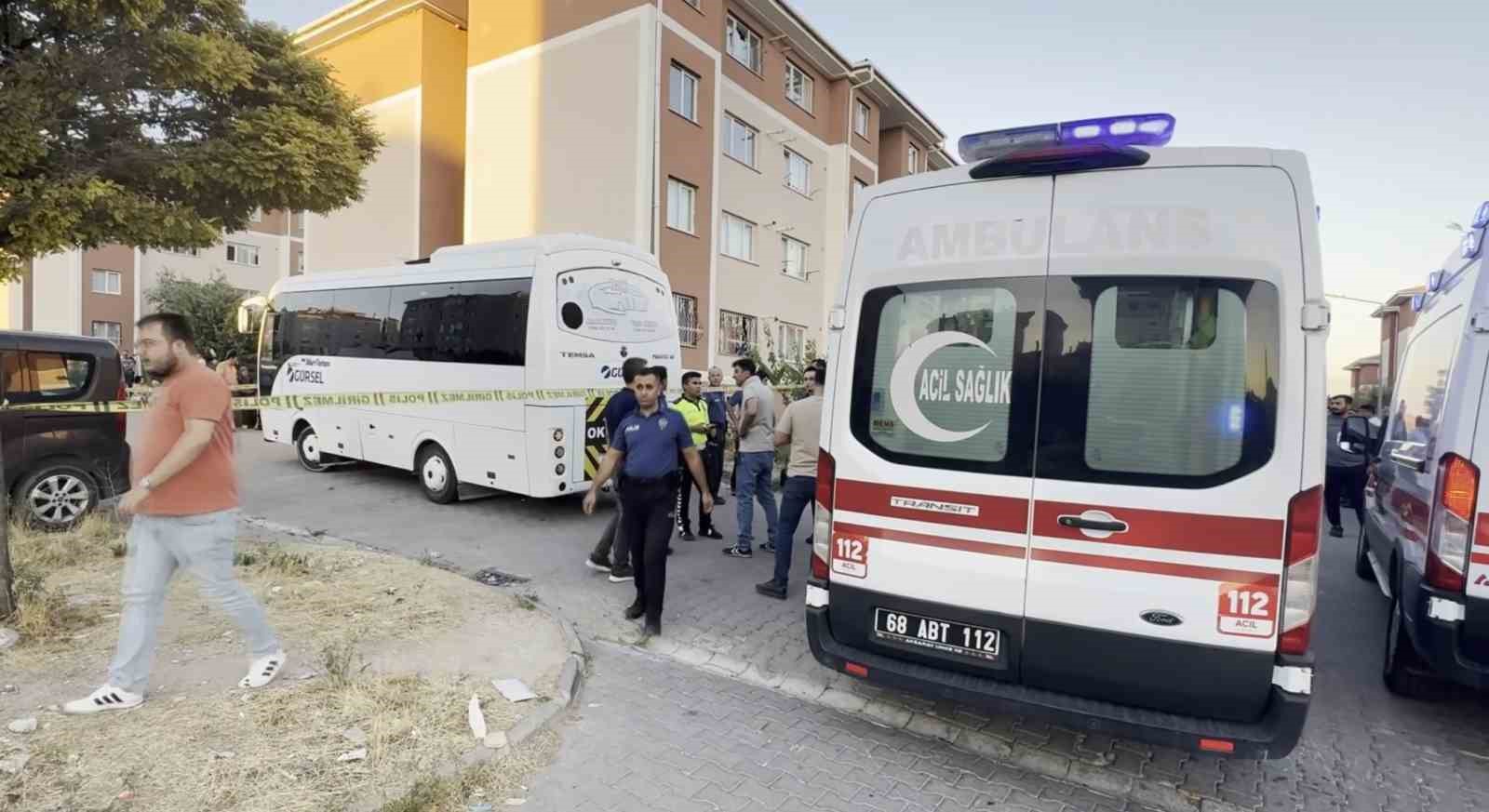 Aksaray’da anneanne ve 2 yaşındaki torunu servis minibüsü altında kalarak can verdi
