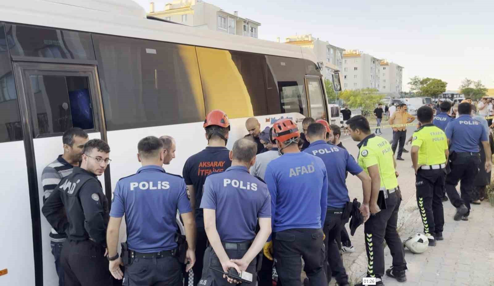 Aksaray’da anneanne ve 2 yaşındaki torunu servis minibüsü altında kalarak can verdi
