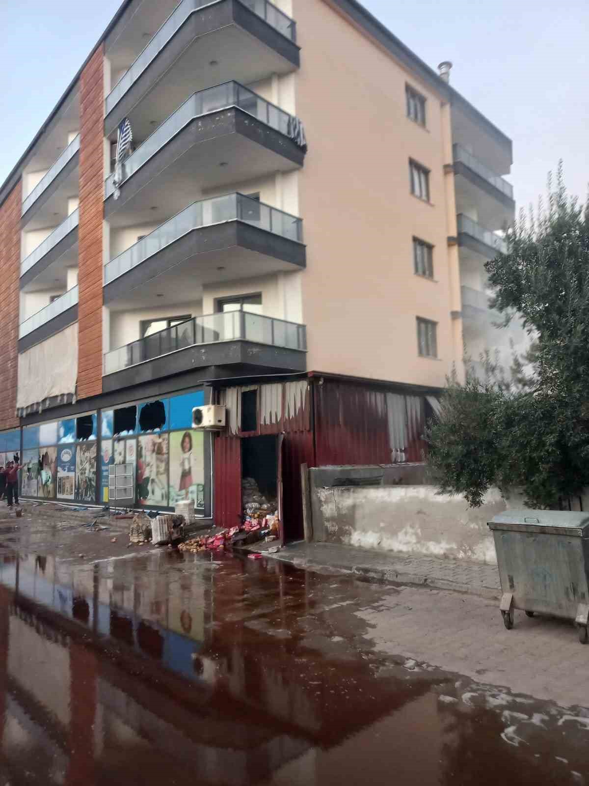 Sarıgöl’de çıkan yangında bir market küle döndü
