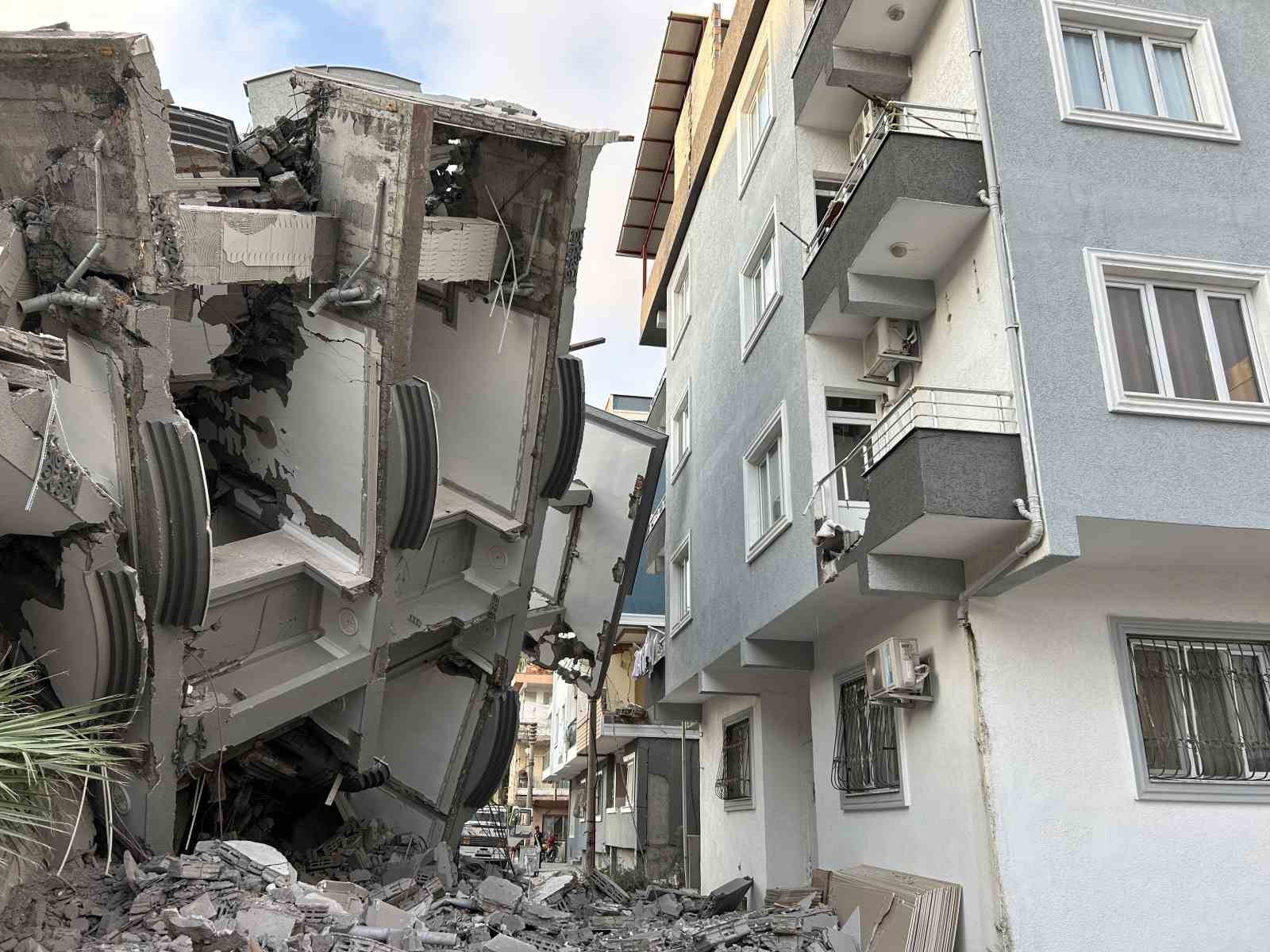 Yıkımı yapılan 5 katlı bina, vatandaşlarını yaşadığı binanın üzerine devrildi
