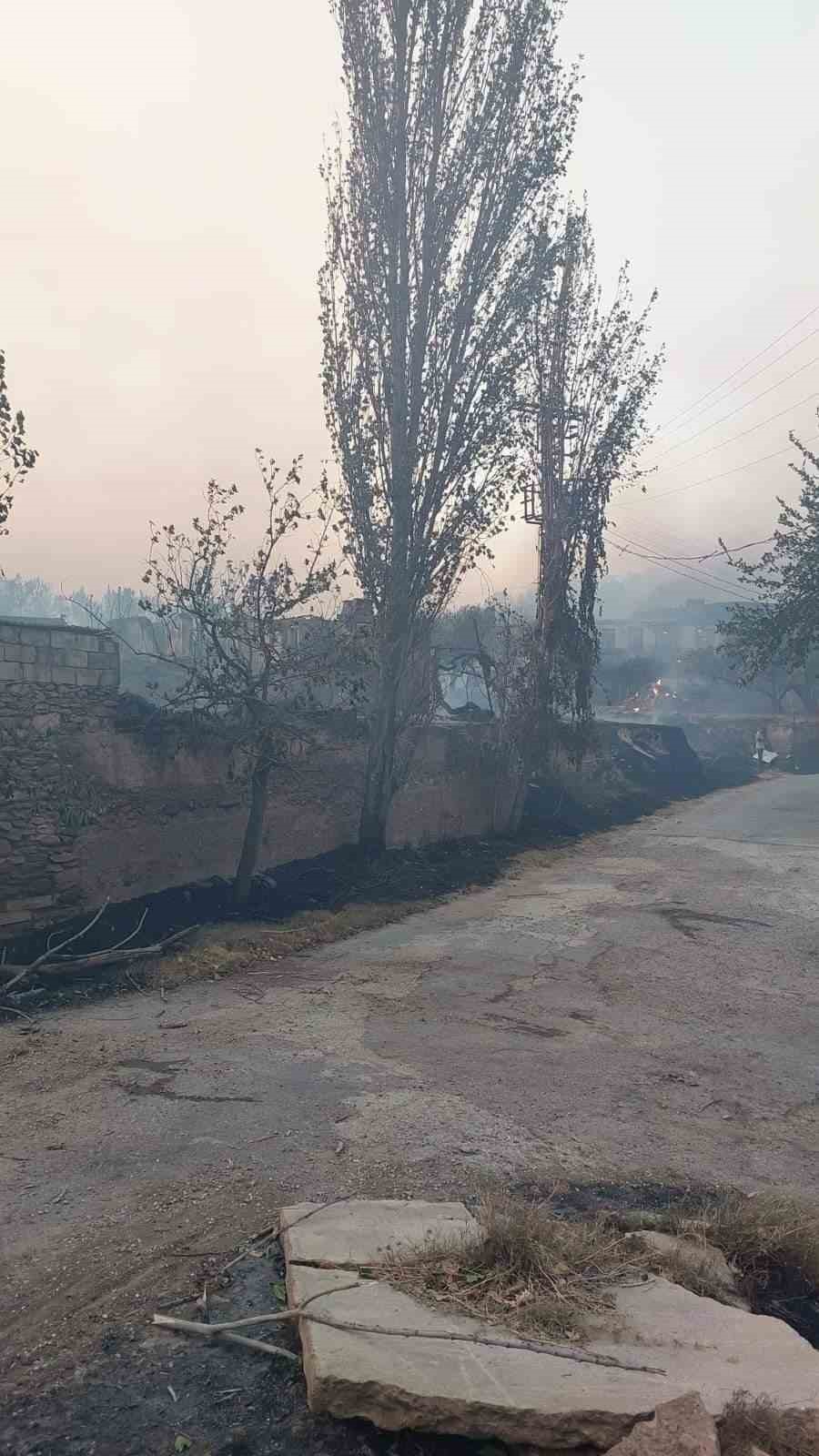 Gördes’teki orman yangını sürüyor: 2 kırsal mahalle boşaltıldı
