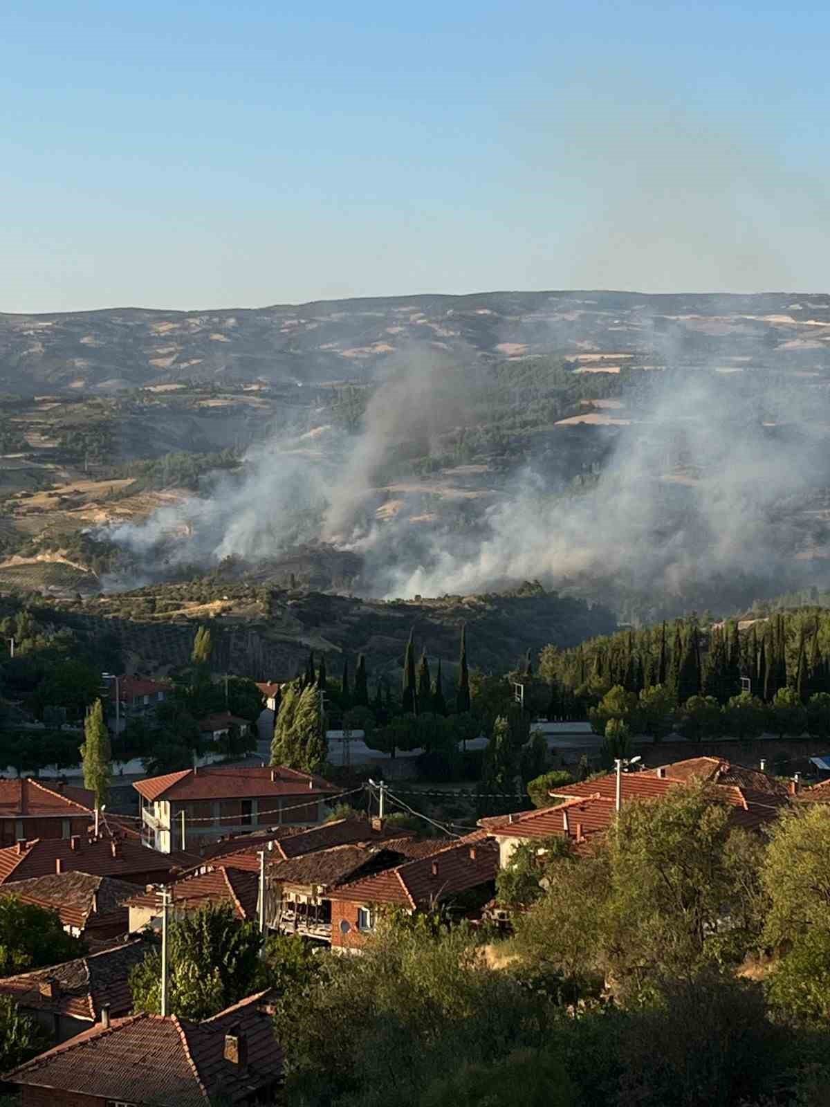 Gördes’teki orman yangını sürüyor: 2 kırsal mahalle boşaltıldı
