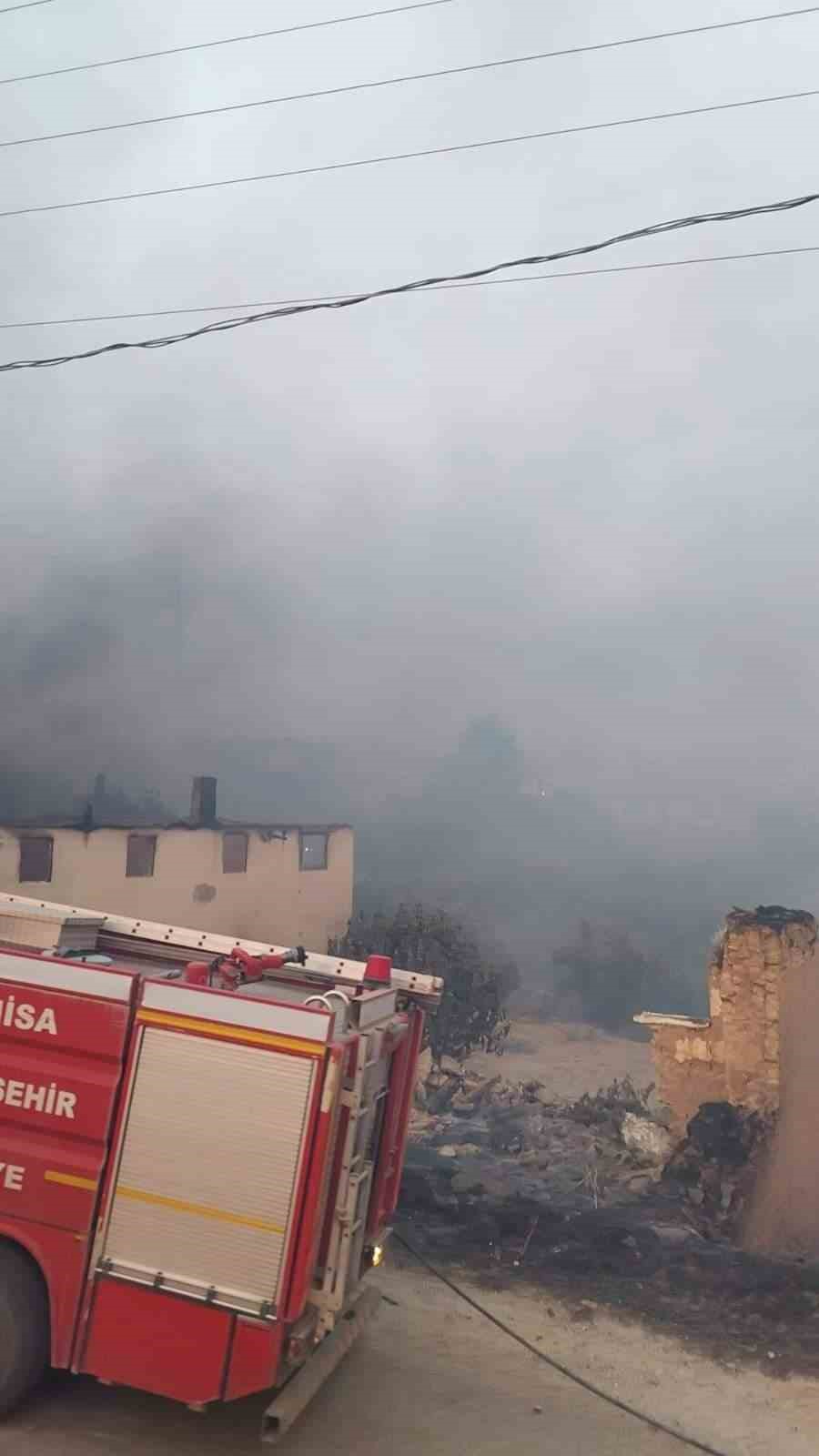 Gördes’teki orman yangını sürüyor: 2 kırsal mahalle boşaltıldı
