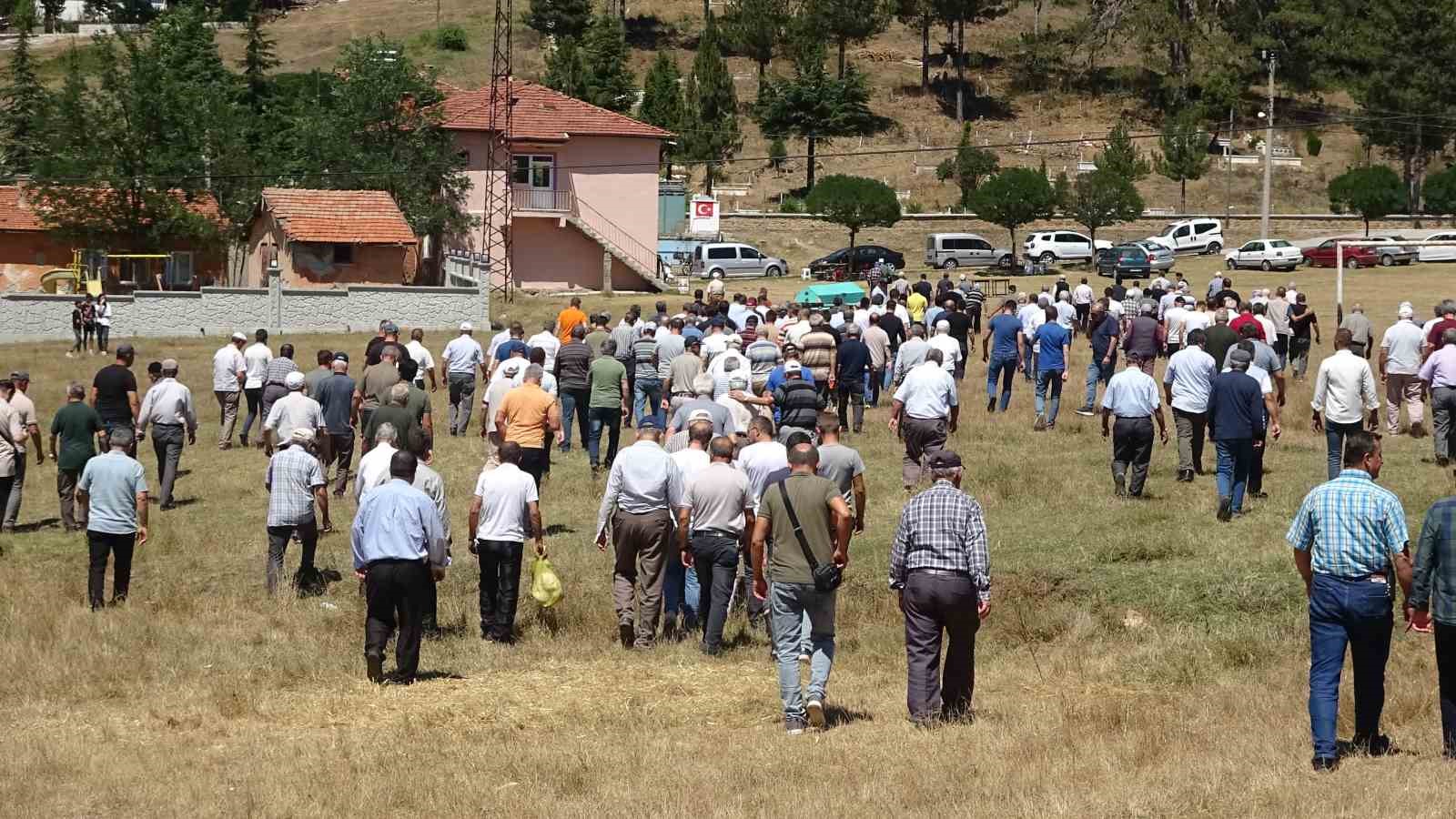 Sokak hayvanlarına mama götürürken vefat eden Aysun Köse son yolculuğuna uğurlandı
