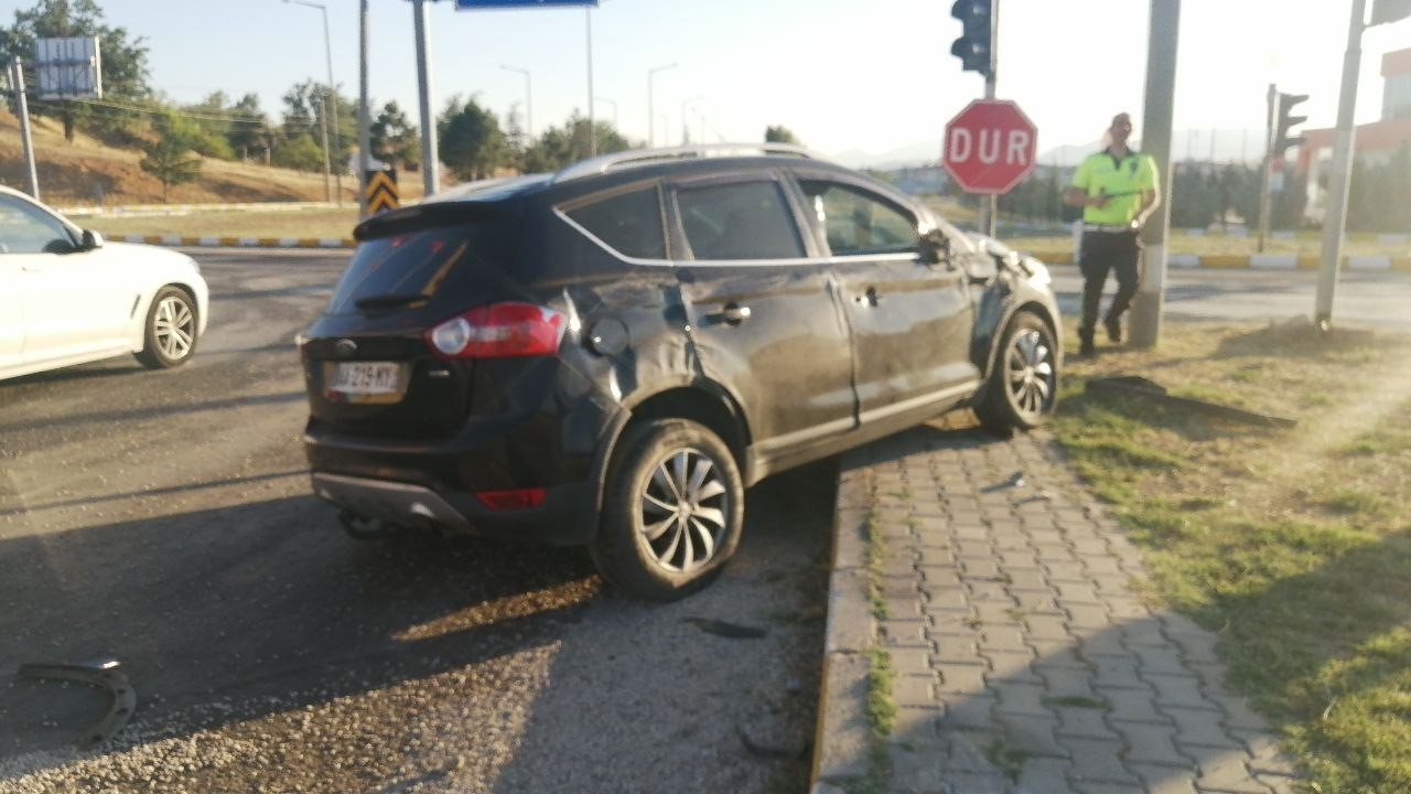 Isparta’da hafif ticari araç ile cip çarpıştı: 1 yaralı
